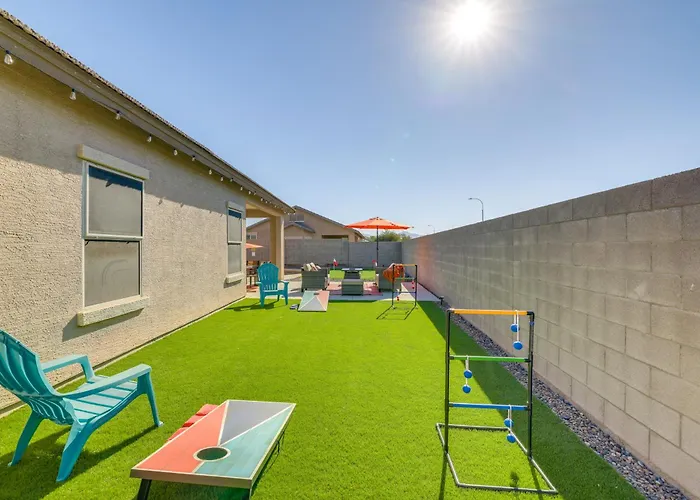 W/ Heated Pool & Putting Green! Holiday home Avondale