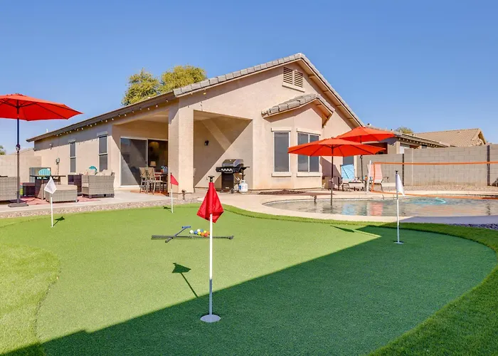 Holiday home W/ Heated Pool & Putting Green! *