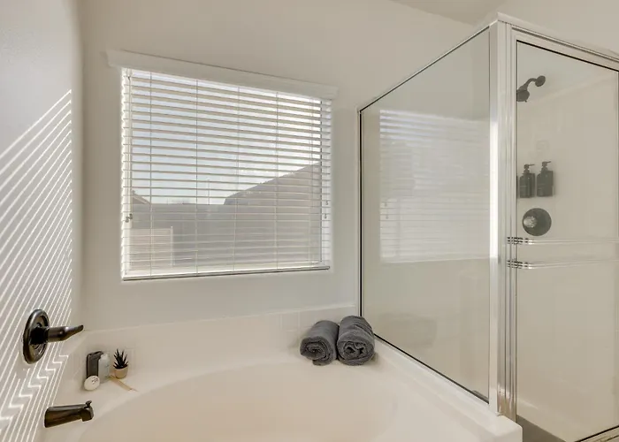 Holiday home W/ Heated Pool & Putting Green!