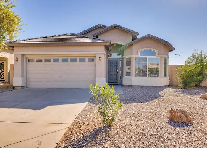 Holiday home W/ Heated Pool & Putting Green!