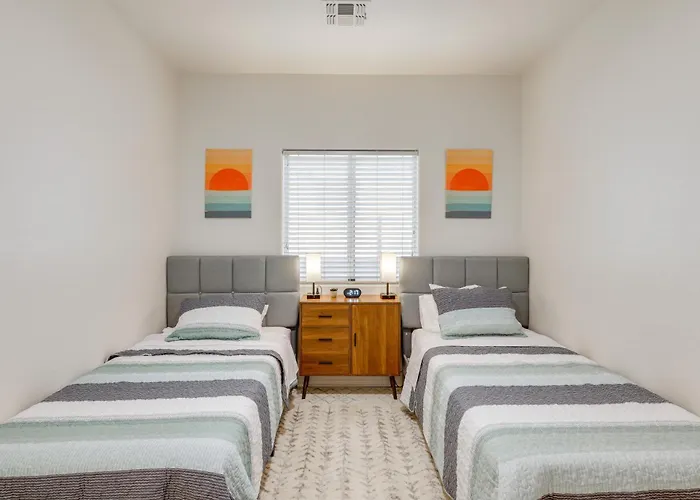 W/ Heated Pool & Putting Green! Holiday home Avondale