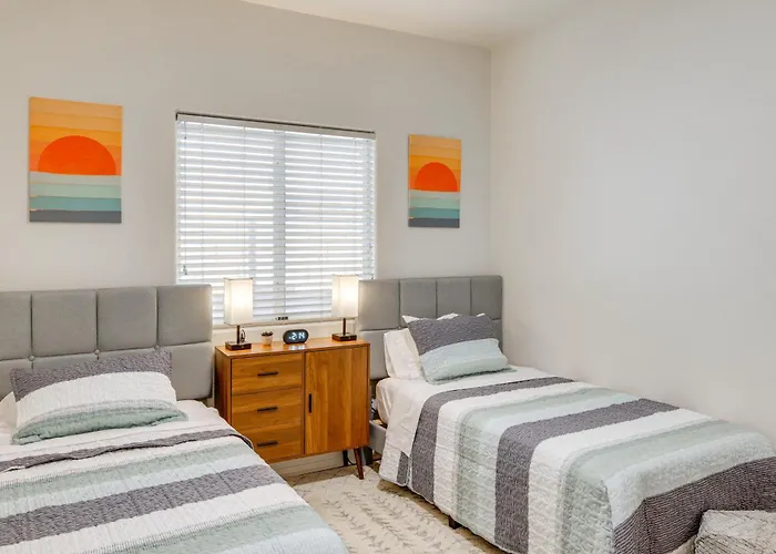 Holiday home W/ Heated Pool & Putting Green! Avondale